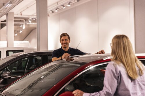 Sitter du med skattemeldingen? Sjekk bilpriser – listepris som ny