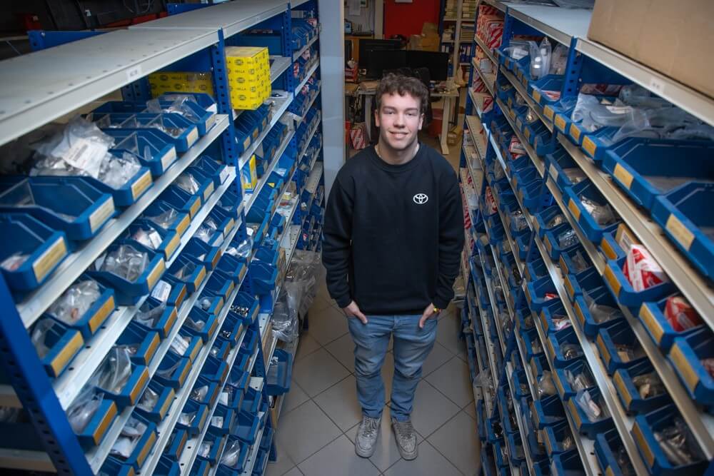 Simen (19) fant lykken på lageret